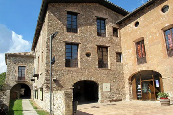 <strong>Palau dels Pinós</strong> · By Antoni Grifol, [<a class="lk_galeria" href="https://creativecommons.org/licenses/by-sa/3.0">CC BY-SA 3.0</a>], <a class="lk_galeria" href="https://es.wikipedia.org/wiki/Archivo:Castell_de_Bag%C3%A0_IMG_7046.JPG">via Wikimedia Commons</a>