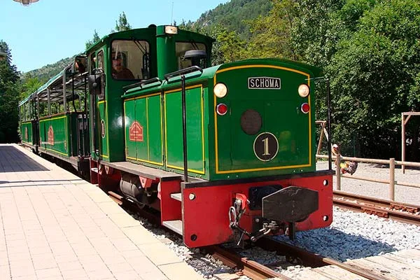 <strong>Tren del Ciment</strong> · By eldelinux, [<a class="lk_galeria" href="https://creativecommons.org/licenses/by-sa/2.0">CC BY-SA 2.0</a>], <a class="lk_galeria" href="https://www.flickr.com/photos/28528041@N05/3856598930">via Wikipedia</a>